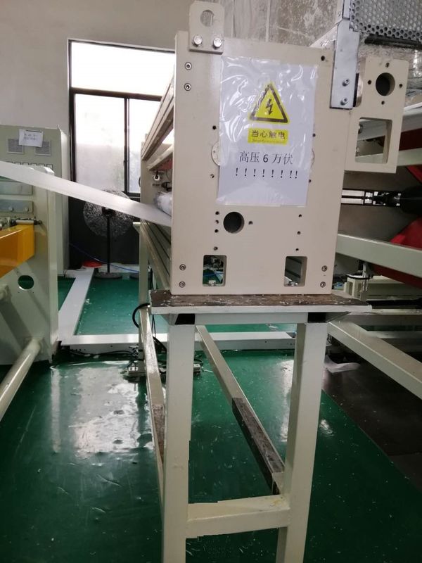 Máquina soplada derretimiento del paño de la velocidad rápida, no tejido haciendo máquina blanco y azul de poco ruido con el agujero de 2400 hileras