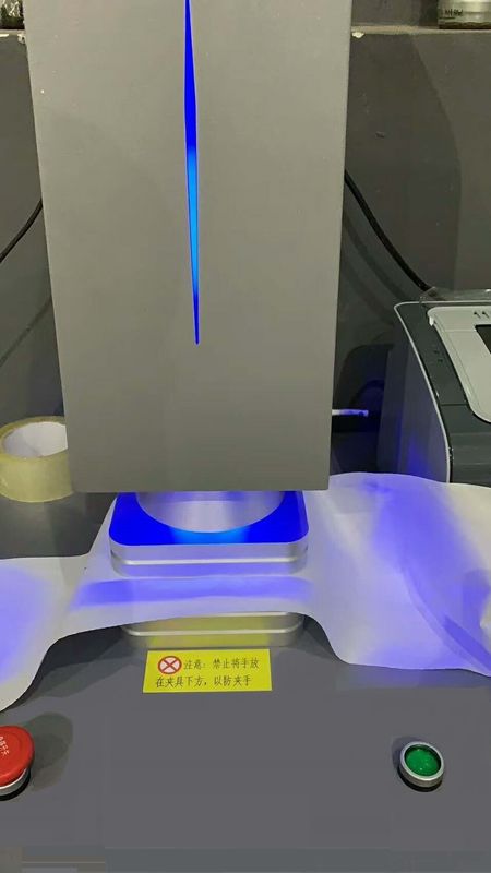 máquina de prueba soplada derretimiento de la tela de 25gsm 260m m, tela no tejida que hace blanco y gris de la máquina de prueba