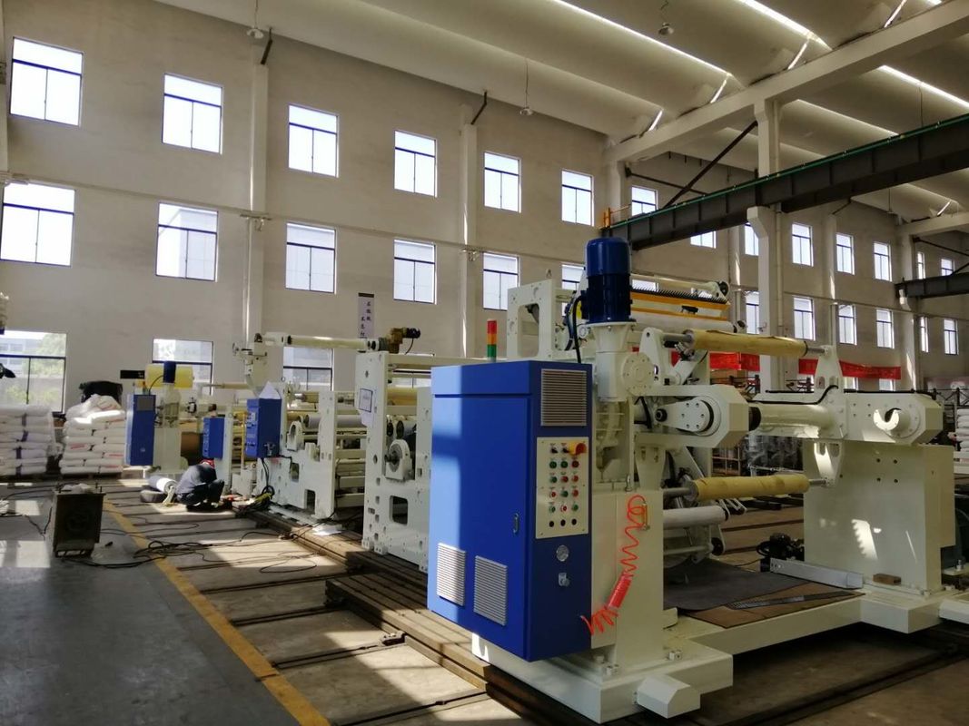 Máquina plástica de la laminación del extrusor automático del alto rendimiento con diseño especial del tornillo en blanco y azul