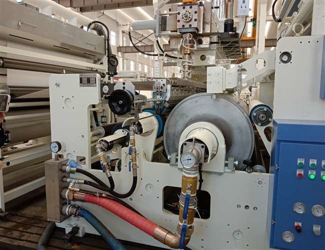 Papel - máquina que lamina automática de papel del envase de plástico con el sistema de enfriamiento rápido en blanco y azul